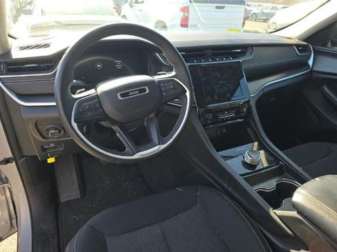 Used 2024 Jeep Grand Cherokee Laredo image 6