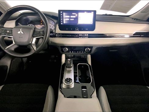 Used 2025 Mitsubishi Outlander SE image 15