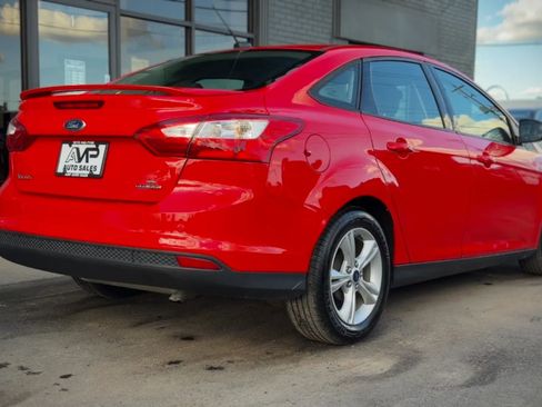 Used 2014 Ford Focus SE w/ SE Winter Package FWD image 2