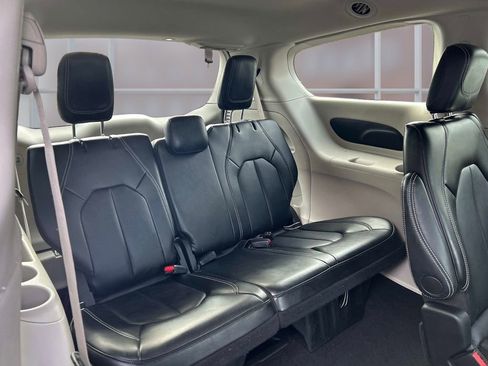 Used 2024 Chrysler Pacifica Touring-L image 17