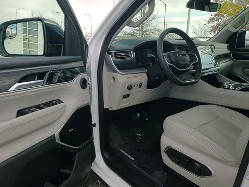 Certified 2024 Jeep Wagoneer Series III w/ Premium Group I AWD/4WD image 22