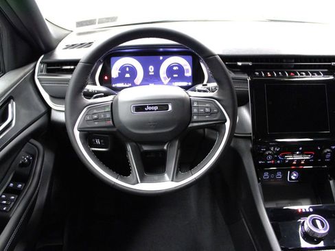 New 2025 Jeep Grand Cherokee Laredo image 12