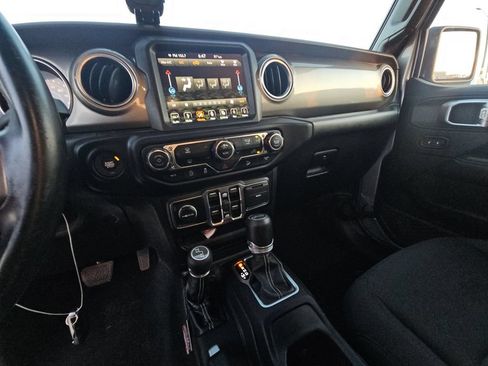 Used 2019 Jeep Wrangler Unlimited Sahara AWD/4WD image 5
