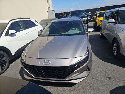 Used 2023 Hyundai Elantra SEL w/ Preferred Accessory Package FWD image 2
