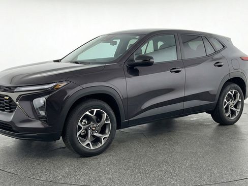Used 2025 Chevrolet Trax LT w/ LT Convenience Package FWD image 3