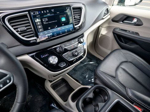 Used 2024 Chrysler Pacifica Touring-L FWD image 23
