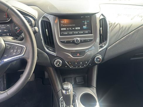 Used 2018 Chevrolet Cruze LT w/ LT Convenience Package FWD image 10
