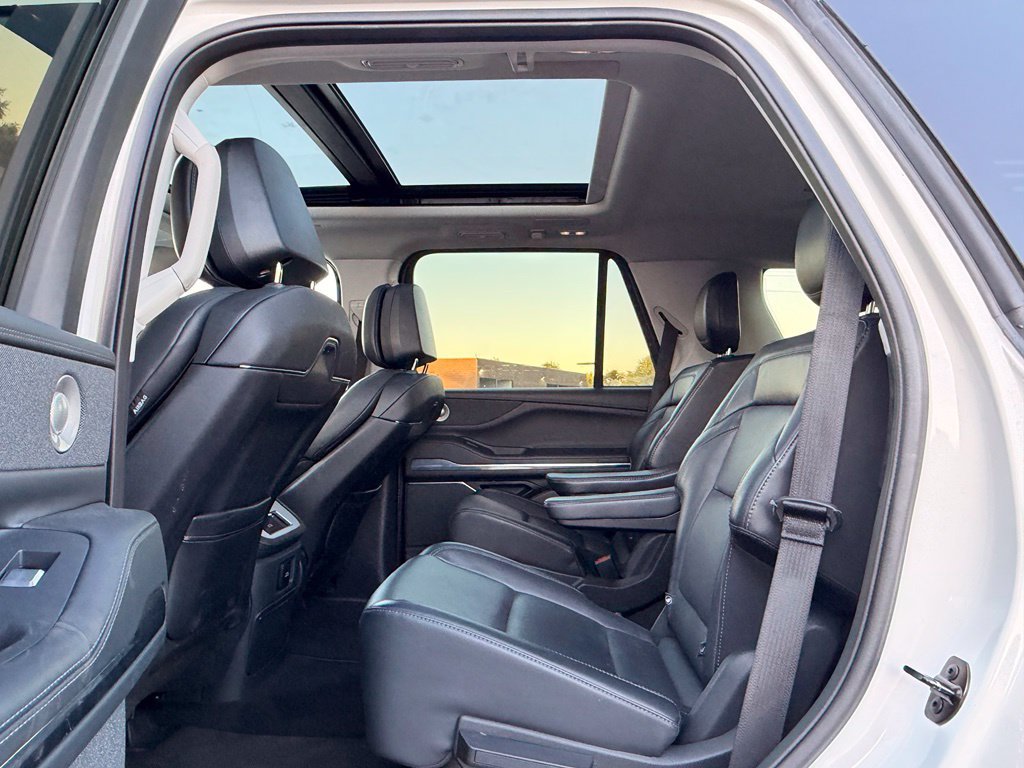 Used 2025 Lincoln Navigator Reserve AWD/4WD image 18