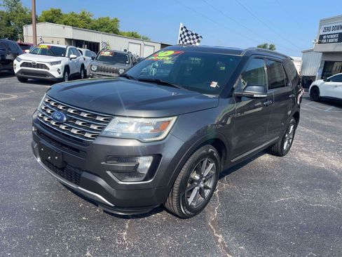 Used 2016 Ford Explorer XLT FWD image 3