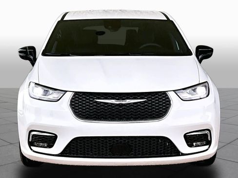 Used 2025 Chrysler Pacifica Select FWD image 4