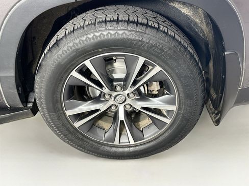 Used 2016 Toyota Highlander XLE image 11
