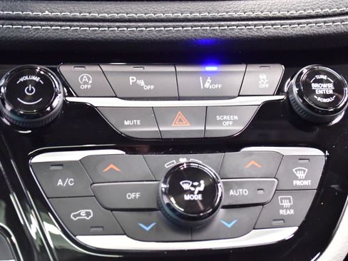 Used 2023 Chrysler Pacifica Limited FWD image 30