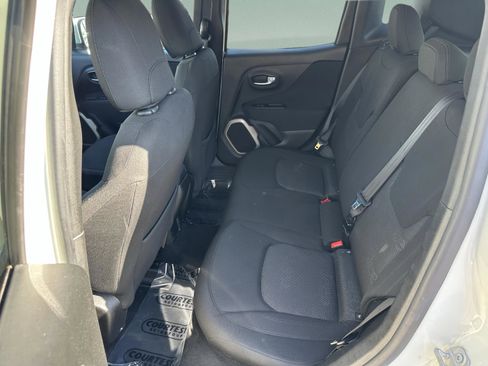 Used 2017 Jeep Renegade Latitude FWD image 15