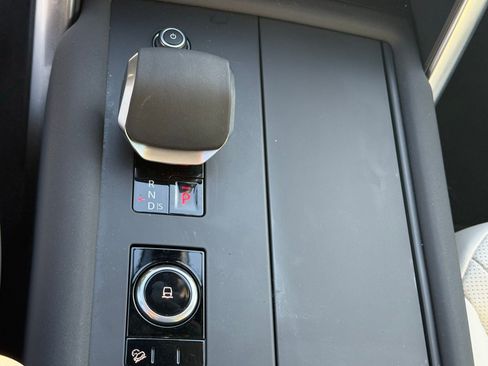 Used 2025 Land Rover Discovery S image 48