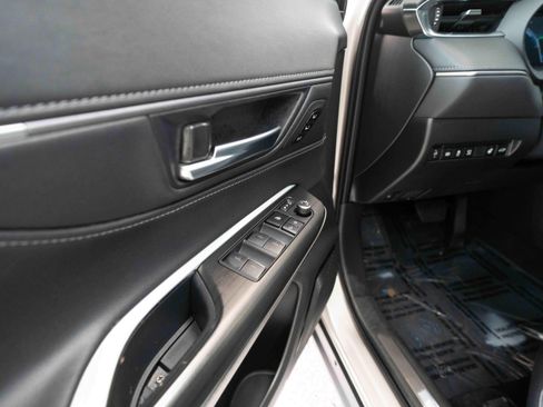 Used 2023 Toyota Venza Limited AWD/4WD image 7