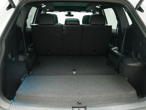 Used 2024 Volkswagen Tiguan SE R-Line image 33