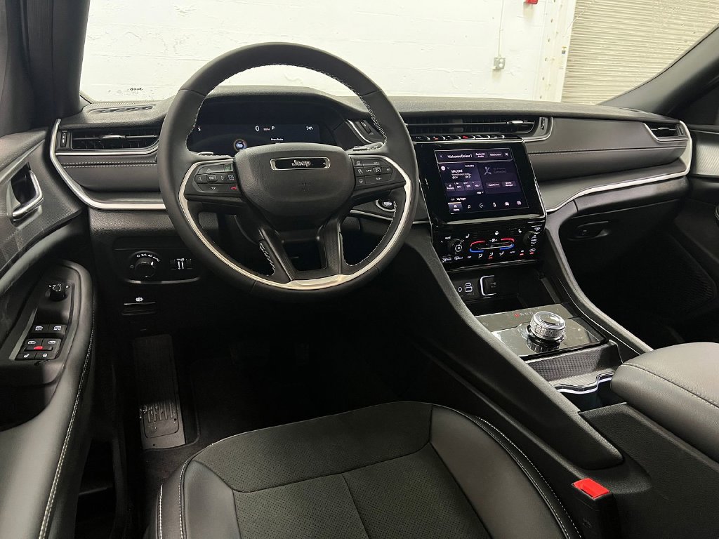 New 2025 Jeep Grand Cherokee Altitude RWD image 9