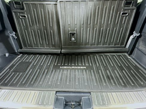 Used 2022 Toyota Highlander LE image 29