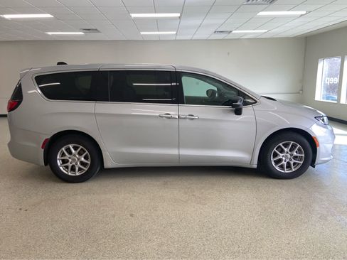 Used 2024 Chrysler Pacifica Touring-L FWD image 6