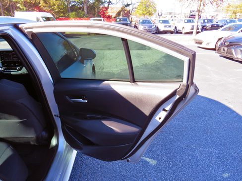 Used 2021 Toyota Corolla LE image 18