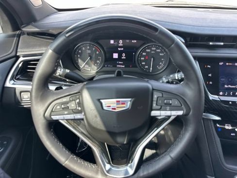 Used 2023 Cadillac XT6 Premium Luxury w/ Technology Package FWD image 12