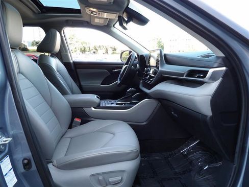 Used 2021 Toyota Highlander XLE image 17