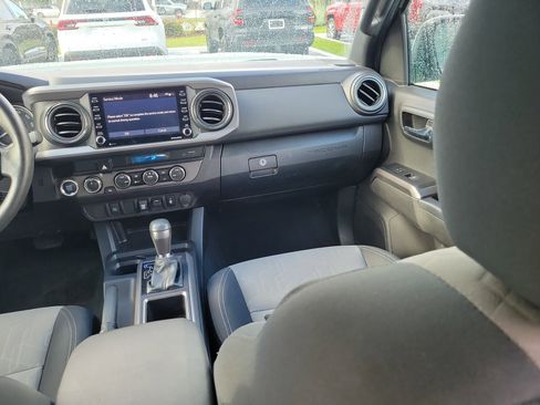 Used 2022 Toyota Tacoma TRD Off-Road AWD/4WD image 17