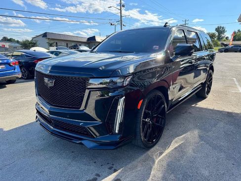 Used 2023 Cadillac Escalade ESV V AWD/4WD image 3