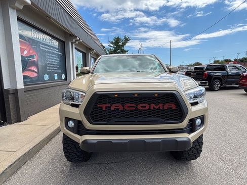 Used 2017 Toyota Tacoma TRD Off-Road w/ Premium & Technology Package image 7