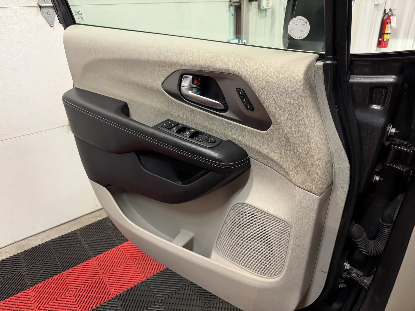 Used 2021 Chrysler Pacifica Touring-L FWD image 25