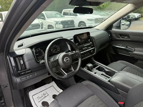 Used 2025 Nissan Pathfinder SV FWD image 3