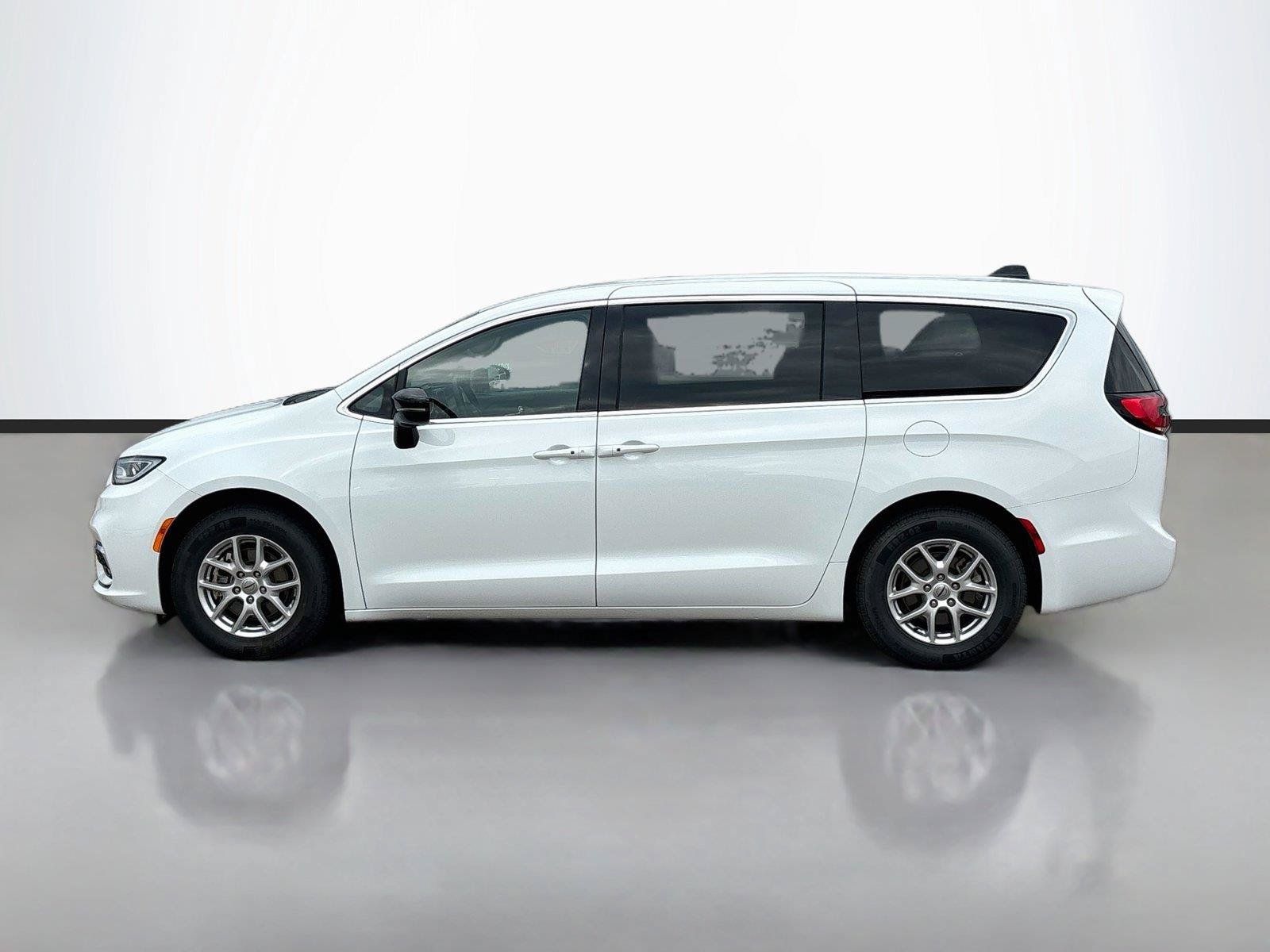 Certified 2025 Chrysler Pacifica Select FWD image 8