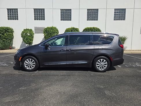 Used 2019 Chrysler Pacifica Touring-L FWD image 5