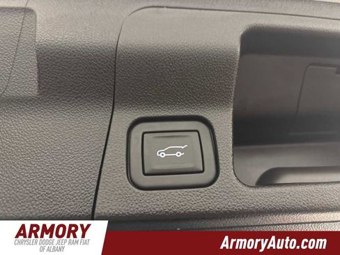 Used 2023 GMC Acadia SLT image 32