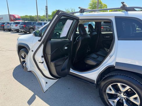 Used 2016 Jeep Cherokee Trailhawk w/ Comfort/Convenience Group AWD/4WD image 12