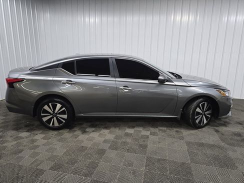 Used 2022 Nissan Altima 2.5 SV w/ SV Premium Package image 2