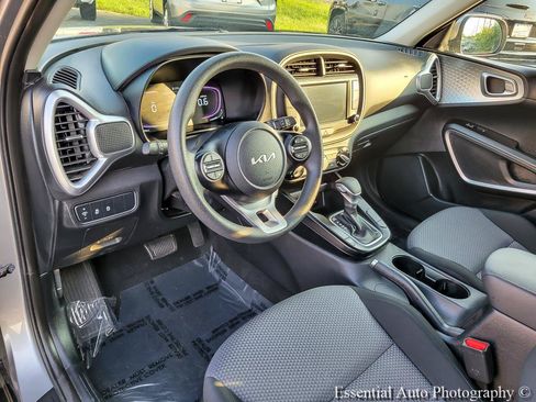 Used 2025 Kia Soul LX w/ LX Technology Package FWD image 10