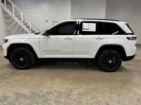 Used 2025 Jeep Grand Cherokee Laredo X AWD/4WD image 4