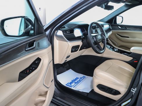 Used 2023 Jeep Grand Cherokee L Limited w/ Luxury Tech Group II image 3