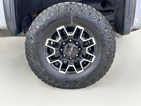 Used 2024 GMC Sierra 2500 AT4X image 33