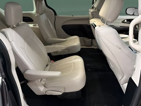 Used 2018 Chrysler Pacifica Touring-L Plus w/ Advanced Safetytec Group FWD image 14