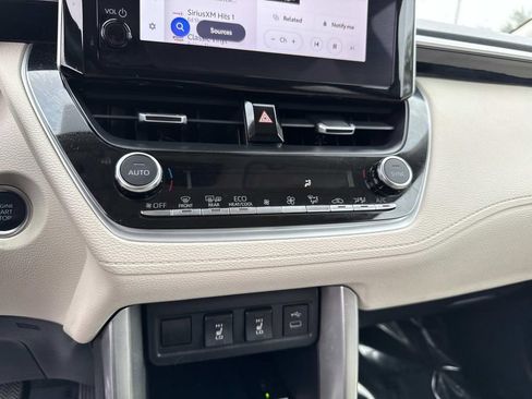 Used 2023 Toyota Corolla Cross XLE image 25