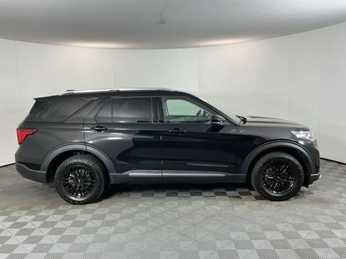 Certified 2025 Ford Explorer Platinum w/ Ultimate Package AWD/4WD image 4