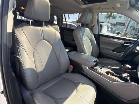 Used 2023 Toyota Highlander Limited FWD image 8