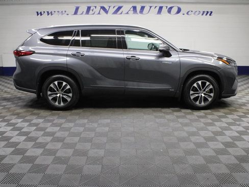 Used 2021 Toyota Highlander XLE AWD/4WD image 2