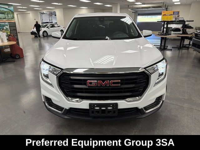 Used 2024 GMC Terrain SLE AWD/4WD image 2