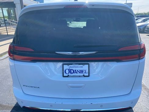 Used 2024 Chrysler Pacifica Touring-L FWD image 19
