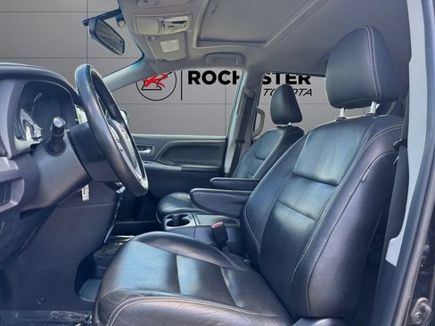 Used 2015 Toyota Sienna SE FWD image 12