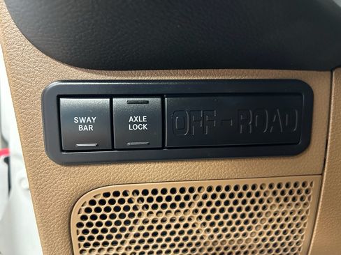 Used 2017 Jeep Wrangler Unlimited Rubicon w/ Connectivity Group AWD/4WD image 13