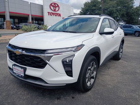Used 2025 Chevrolet Trax LT w/ LT Convenience Package FWD image 2